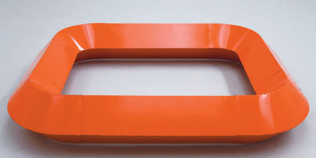 唐纳德·贾德，《无题》，1964，红色烤瓷，镀锌铁，5 1⁄2 × 93 × 78". © Judd Foundation/Artists Rights Society (ARS), New York.