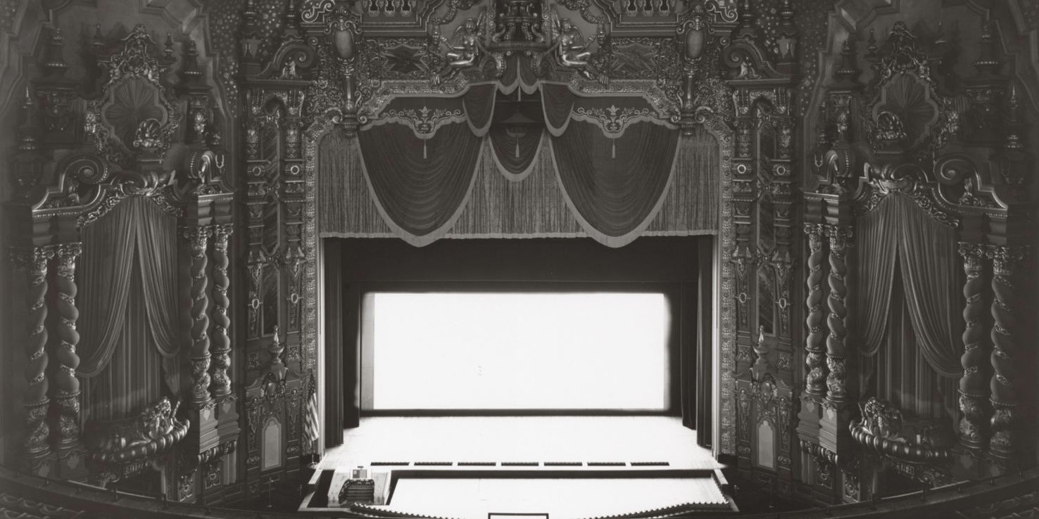 杉本博司，《俄亥俄剧院，俄亥俄州哥伦布市》，1980，银盐相纸，20 x 24”.