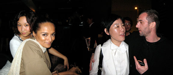 左图：香港名媛Veronica Chou和印度版《Vogue》的Bandana Tewari。 右图：艺术家Lee Bul和Loris Cecchini。