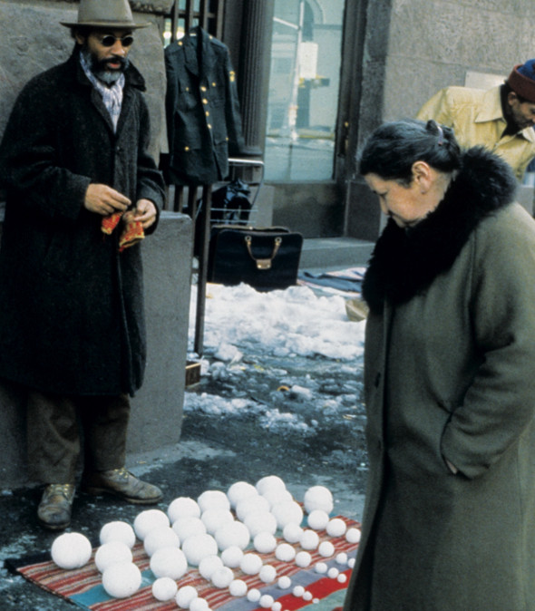 David Hammons, 1983年行为艺术 Bliz-aard Ball Sale，纽约亚斯特坊广场。摄影：Dawoud Bey 