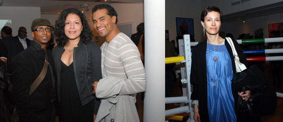 左图：“流动”展艺术家Dawit L. Petros 和 艺术家 Mary Vasquez 以及 Shaun Leonardo。 右图： Salon 94 老板 Jeanne Greenberg Rohatyn.