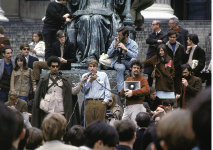 哥大民主协会主席马克·路德号召抗议集合，纽约哥伦比亚大学，1968年5月3日. 图片来源：Hulton Archive/Getty Images.