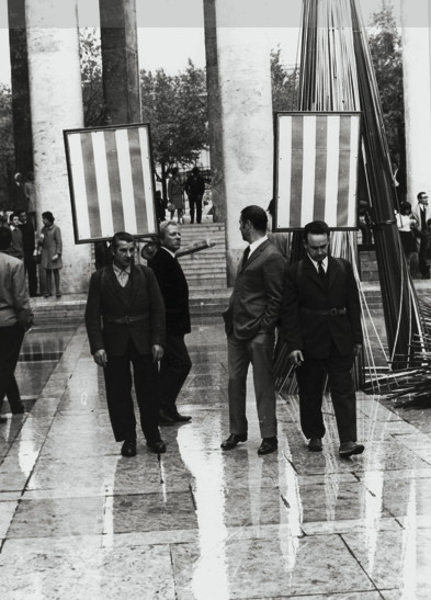 丹尼尔·布伦,  Hommes/Sandwiches, work in situ, 1968. 纪实图片，巴黎东京宫，1968年4月。