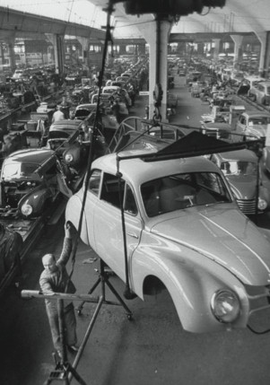 一辆欧宝汽车正在DkW Auto Works 生产, 德国杜塞尔多夫，1953年12月1日 （摄影：Ralph Crane/Getty Images）