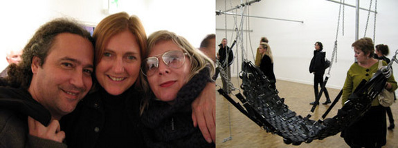 左图: 艺术家Ernesto Neto, 收藏家 Francesca von Habsburg和艺术家Monica Bonvicini。右图: Monica Bonvicini在国立美术馆的装置。 (摄影: Cathryn Drake) 