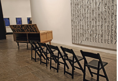 2008惠特尼双年展现场 ，惠特尼美术馆，纽约。从左至右，Shannon Ebner，《无意识雕塑》（2006）；Shannon Ebner，STRIKE（2008）。
&nbsp;