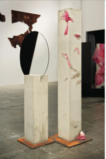 从左至右：Seth Price, Untitled, 2008; Patrick Hill, Cutter, 2007; Patrick Hill, Between, Beneath, Through, Against, 2007. 2008惠特尼双年展现场，惠特尼美术馆，纽约。