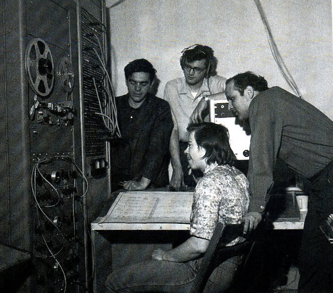 Ramon Sender, Michael Callahan, Morton Subotnick, Pauline Oliveros(坐下的那位），旧金山磁带音乐中心，1964年3月29日。