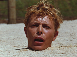 大岛渚，《俘虏》，1983，35毫米彩色影片，124分钟。剧照，大卫·鲍伊。