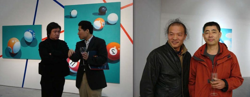 左图：艺术家周铁海和PKM画廊的郑镇宇。右图：艺术家王庆松（左）和王劲松在麦勒画廊。