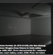 弗洛里安·普豪森、《OA 1979-3-5-036；以竹平次的&lt;Gozen Hiinagata&gt;，（意即贵妇人的服饰图样）命名》2007、16毫米黑白影片。装置现场、Lisson画廊、伦敦、2008。