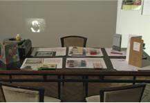 Tris Vonna-Michell、《沿着兔洞》、2006-2007、综合媒介。装置现场、艺术宫、布鲁塞尔、2006。选自《寻找肖邦》、2005-2008。