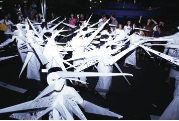 Claire Tancons的游行展“春天”、 光州、2008。（所拍作品：Marlon Griffith、《逃脱/反应》 2008、综合材料表演）2008光州双年展。