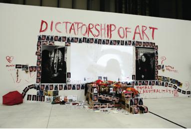 Jonathan Meese、《宝贝金刚又回到了千面金体育馆，多谢…1912-2012》、 
2008、综合媒介。
装置现场、新港展览厅、横滨。
第三届横滨三年展。
