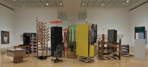 《马丁•基彭贝尔格：问题透视》展览现场、2008-2009、洛杉矶当代艺术博物馆、2008。“彼得”雕塑、1987。