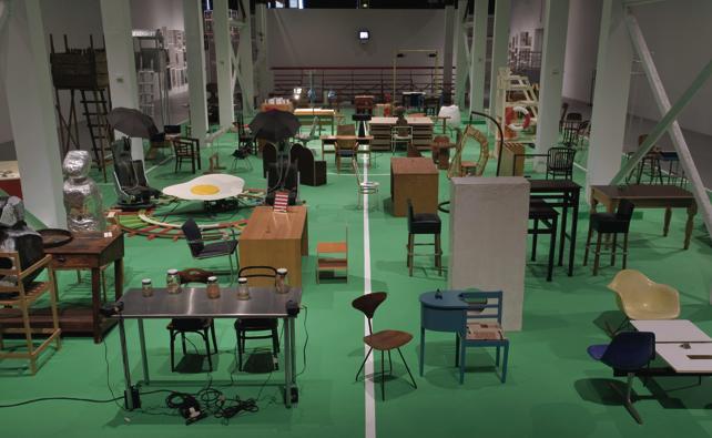 马丁•基彭贝尔格、《弗兰茨•卡夫卡的〈美国〉的欢喜结局》、1994、综合媒介、家具、 电器、地毯、颜料、漂白剂。装置现场、洛杉矶当代艺术博物馆、2008。