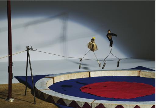 亚历山大•卡尔德、《卡尔德的马戏团》（局部）、1926-31、金属线、木头、金属、布、纱、 纸、纸壳子、羽毛、绳、胶皮盆、瓶塞、纽扣、金刚钻、洗管器、瓶盖、137×239×239厘米。