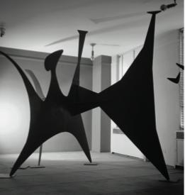亚历山大•卡尔德、《黑野兽》、1940、金属架、螺丝钉、颜料。装置现场、Pierre Matisse画廊、 纽约。
