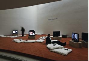 里拉克里特·蒂拉瓦尼拉、《咀嚼脂肪》、2008、综合媒介。装置现场、所罗门R.古根海姆博物馆、纽约。选自“空间任你游”。