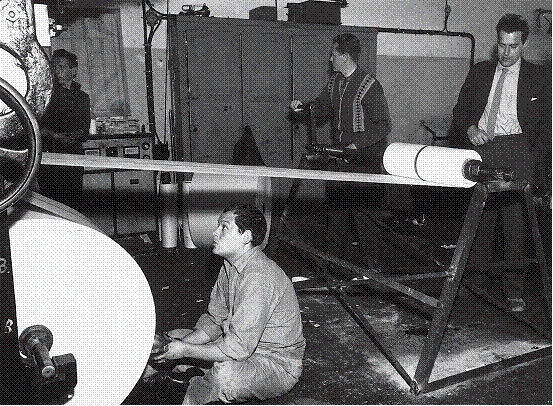 1960年7月4日，皮耶罗•曼佐尼在丹麦的Herning的报纸打印机前，进行《7200米线》的创作。