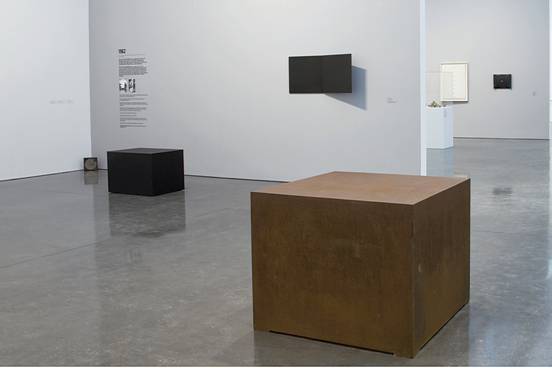 《皮耶罗•曼佐尼：回顾展》现场、2009、高古轩画廊、纽约。前：皮耶罗•曼佐尼、《世界基座》、1961。后左方，地上：托尼•史密斯、《黑匣子》、1962。
