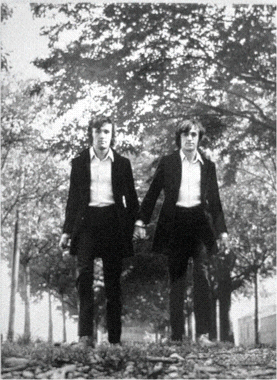 阿里吉耶罗•波提、《双胞胎》、1968、黑白摄影图片和纸质明信片综合媒介、15×10厘米。