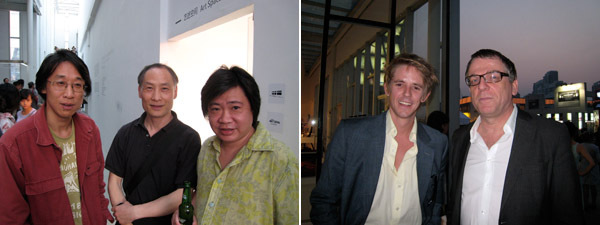 左图：批评家王南溟（左）和艺术家周铁海（右）。右图：Pace Beijng的Charlie Spalding和Boers-Li 画廊的Waling Boers。