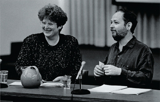 伊夫•科索夫斯基•塞奇威克和麦克•蒙在《情绪的研究》的发布会上、威斯康辛大学、密尔沃基市、1990年4月21日。
&nbsp;