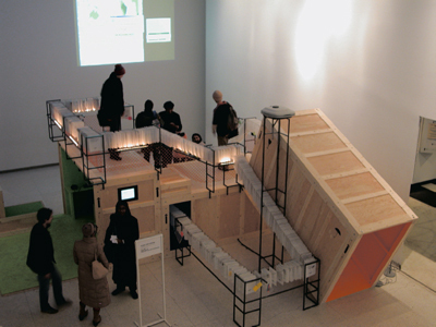 Raqs Media团体、临时自动的Sarai、2003、多功能结构、条板箱、计算机、投影仪、纸张、声音、人。装置现场、沃克艺术中心、明尼阿波利斯。
&nbsp;