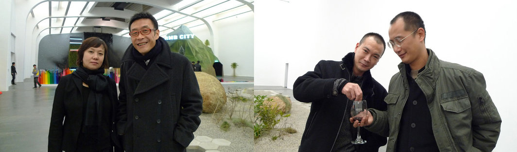 左图：尤伦斯当代艺术中心的郭晓彦和艺术家汪建伟。右图：艺术家郑国谷和邱志杰。