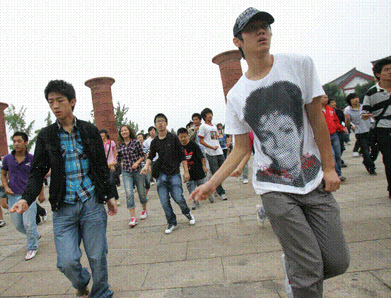 歌迷们跳舞，纪念迈克•杰克逊，西安，中国，2009年8月29日。