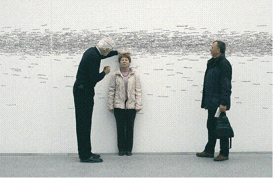 罗曼•昂达克、《衡量世界》（局部）、2007、墙上标记。现场纽约、MoMA2009。