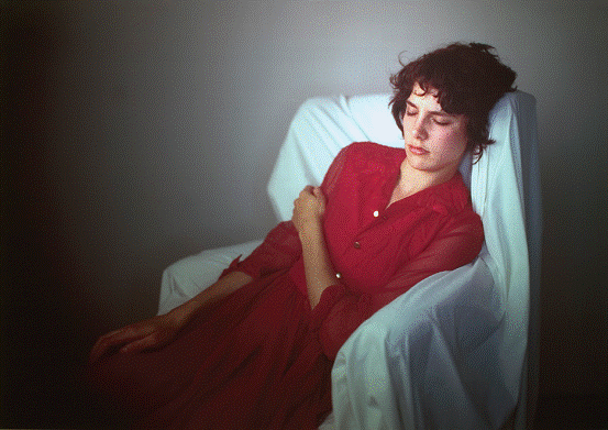 理查德•莱罗伊德、《白色椅子上穿红衣服的Agnes》、2009、彩色摄影、129×173cm。