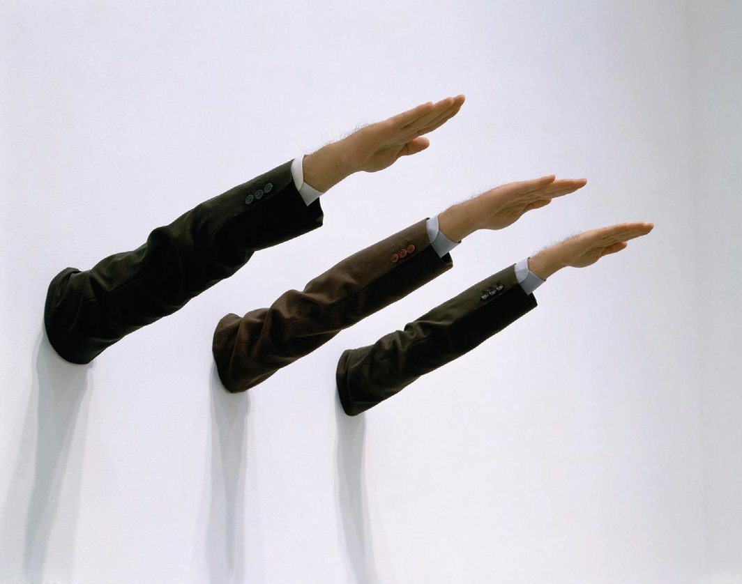 毛里齐奥•卡泰兰（Maurizio Cattelan），《万福玛丽亚》（Ave Maria, 2007），聚氨酯、金属、布料、颜料，规格可变。