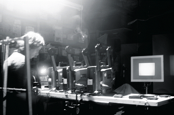 麦克卢尔在布鲁克林的工作室准备一场在纽约的X Initiative的表演、2009年7月28日。