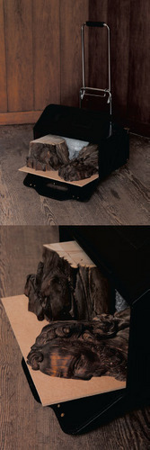 傅丹、《无题》、2008 、拉杆箱和木雕、55 x 45 x 25cm。