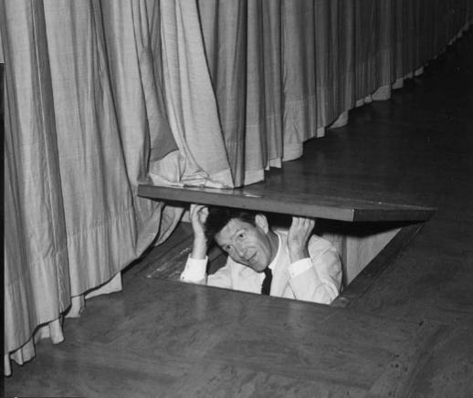 约翰·凯奇，《音乐漫步》，1958年，1959年10月14日在杜塞尔多夫22画廊表演现场。照片提供：© Editions Peters.