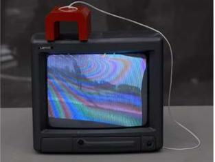 白南准，《磁铁电视》，1965/2009，电视、磁铁，9 x 10 x 11 3⁄8"。