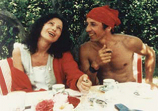 侯麦、《绿光》、1984、35毫米彩色影片剧照、98分钟。德芬（Marie Riviére扮演）和午餐同伴。