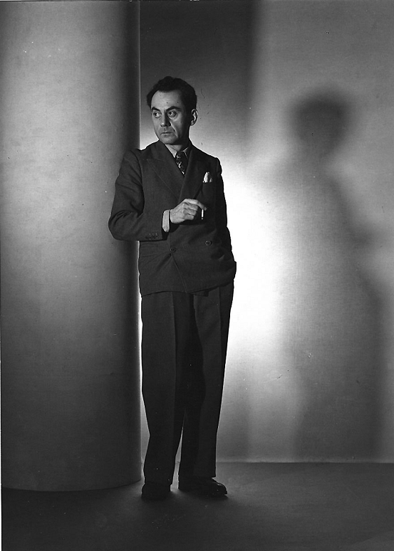 曼雷、《作为一名时尚摄影师的自画像》、1936、黑白摄影、21×15cm