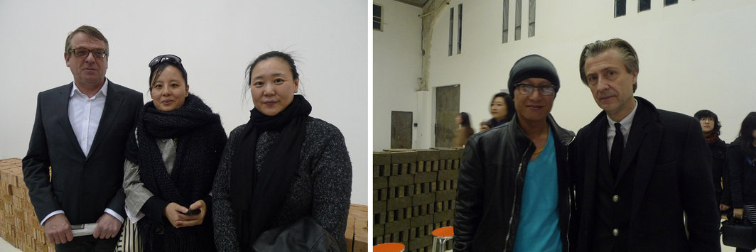 左：画廊家桦林(Waling Boers)、张巍和《北京青年报》的乔颖；右：艺术家刘韡和UCCA尤伦斯当代艺术中心馆长杰罗姆•桑斯(Jerome Sans)