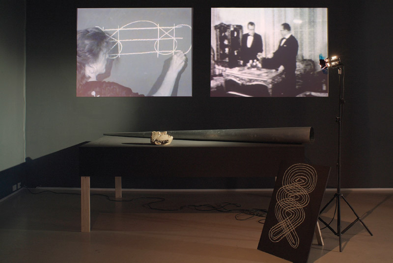 乔纳斯，《海市蜃楼》，1976/2005，双通道投影，影像装置，纽约现代艺术博物馆，2009