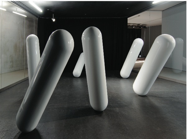 朱里斯•波普, 《微型，垂线》（micro.perpendiculars）, 2008, 纤维玻璃与机电器械，装置，莱比锡当代艺术博物馆, 2008