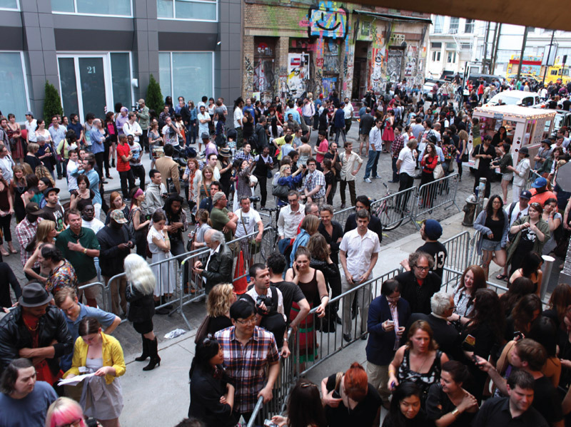 在等待德奇项目之一——谢巴德•弗尔雷（Shepard Fairey）的“May Day”开幕的人群，2010年5月，纽约。摄像：Delphine Ettinger