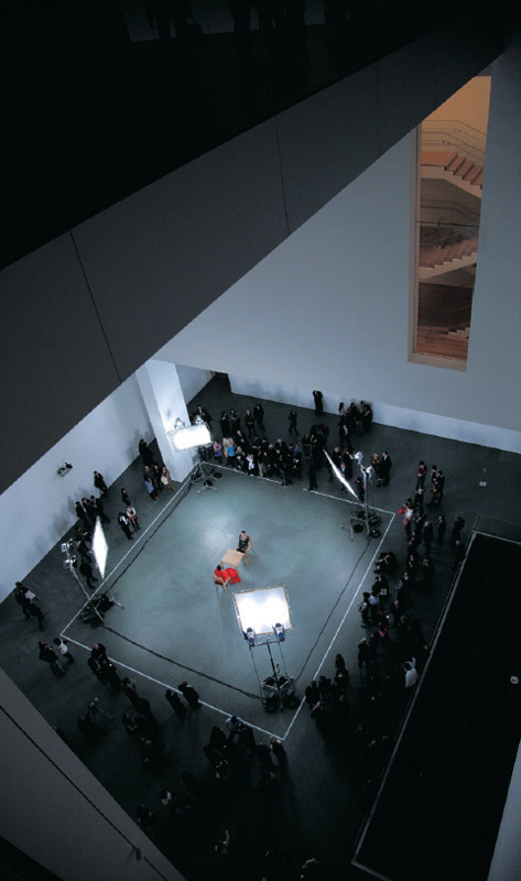 阿布拉莫维奇，《艺术家在场》，2010，纽约现代艺术博物馆，版权为艺术家本人及艺术家权利协会所有，纽约。