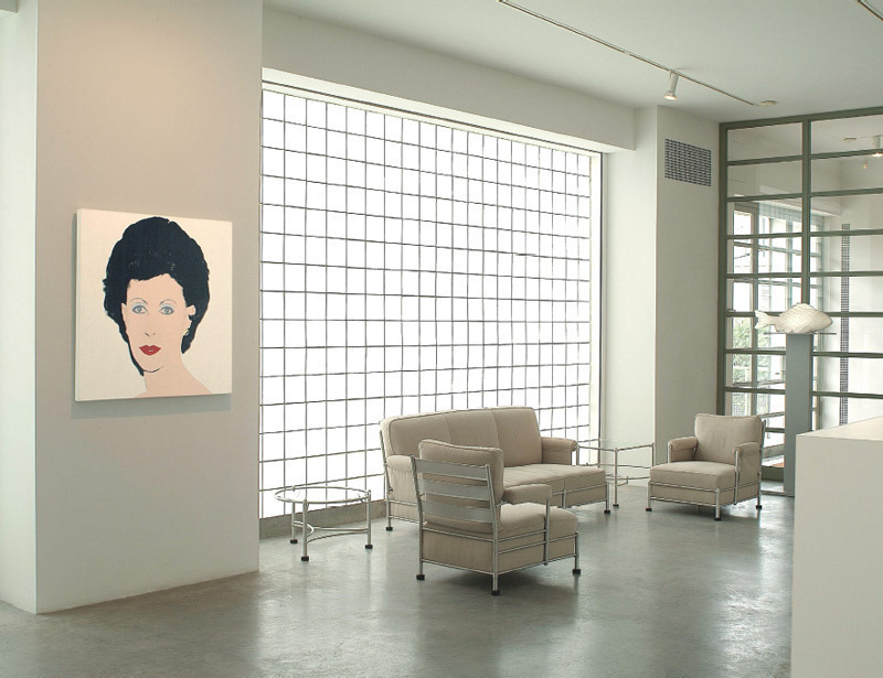 费舍尔•兰度艺术中心内部，纽约州长岛市，2005。左图是安迪•沃霍尔所作的《艾米丽•费舍尔•兰度肖像》（1984）