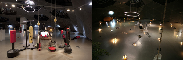 左图：Bless、《Workoutcomputer》、2010 、综合媒介、尺寸不定。展览现场。右图：“Bless”的现场，2010。