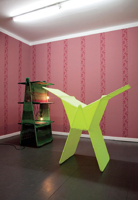 杨海固“Closures”展览现场，2010。柏林Barbara Wien Wilma Lukatsch画廊。前排：《不可折叠 白色褪去》、2010。后排：《不可折叠 绿塔》、2010。