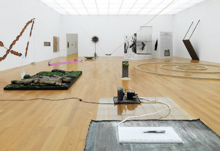 Mario Merz、《瓶子》、1967、玻璃瓶、喷雾器、霓虹、螺丝钳、丙烯酸、玻璃、铁、变压器、电线。
装置现场、列支敦士登艺术博物馆2010。
