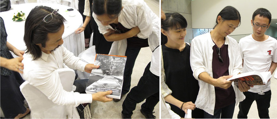 左：黄锐翻看《中国当代艺术：原始文献》里的星星美展图片； 右：艺术家映里、荣荣与蒋志 